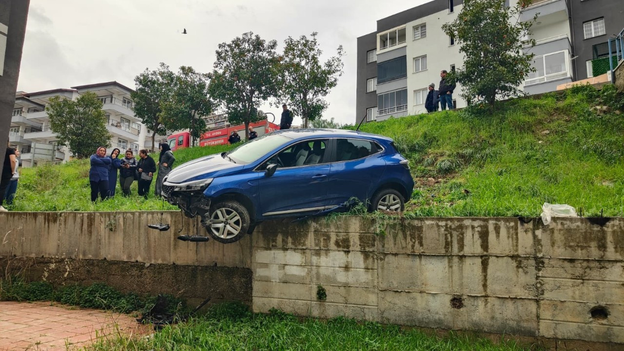 Fren yerine gaza basınca olanlar oldu! Otomobil sitenin bahçesine yuvarlandı