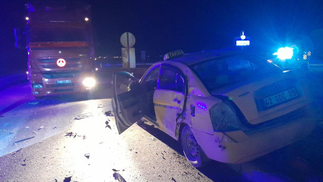 Konya'da tır ile taksi çarpıştı!