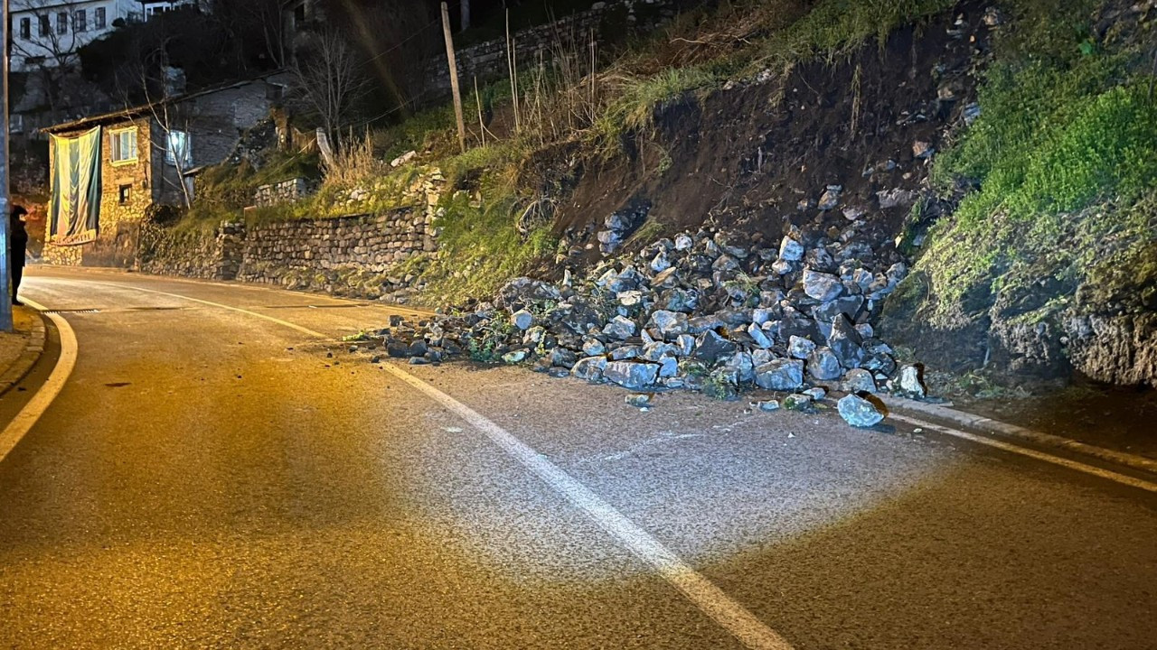 Bursa’da istinat duvarı çöktü! Yol çift yönlü trafiğe kapatıldı