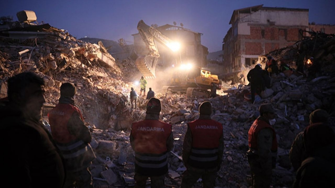 Siyasi isimlerden peş peşe 6 Şubat mesajı: Asrın felaketinde kaybettiğimiz canlarımızı unutmuyoruz