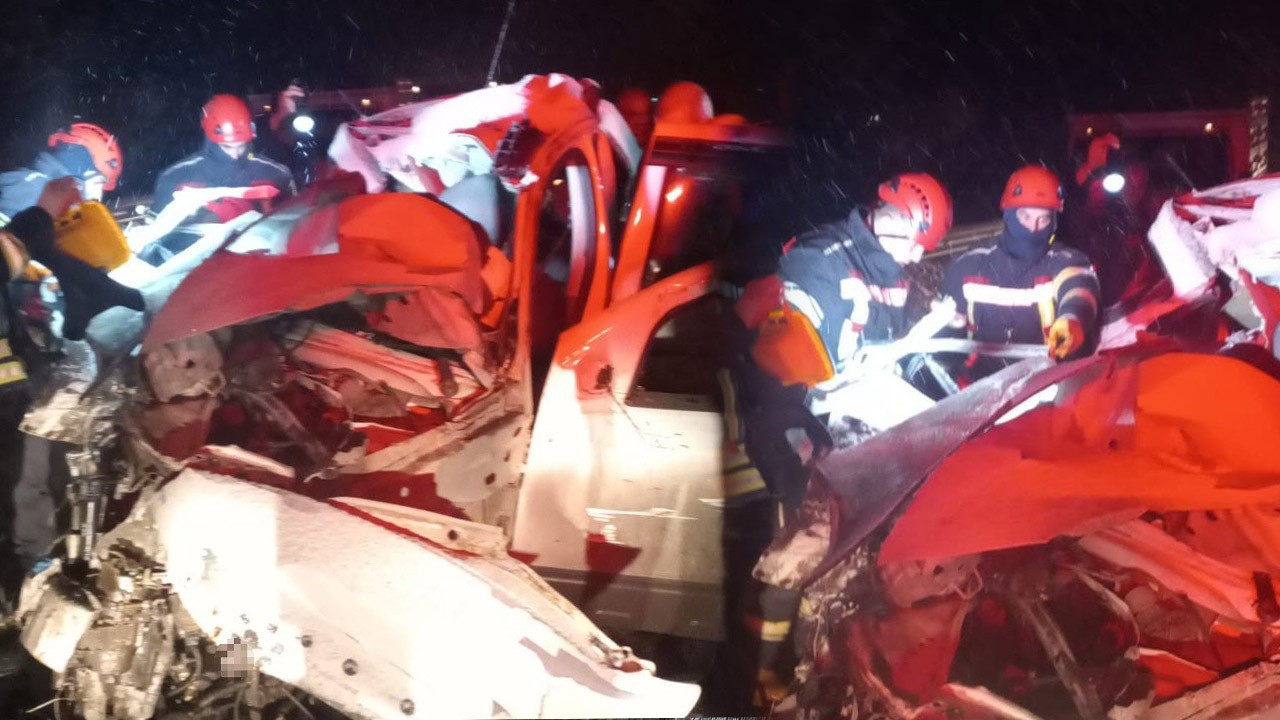 Erzurum'da katliam gibi kaza! Tır, otomobili biçti: 4 kişi feci şekilde can verdi