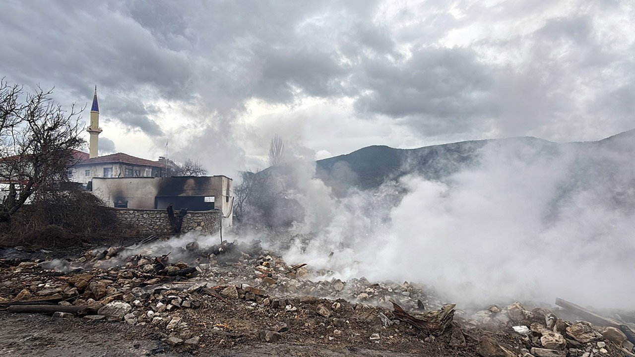 Karabük'te 4 ev, ahır ve traktör yandı, 2 büyükbaş telef oldu!