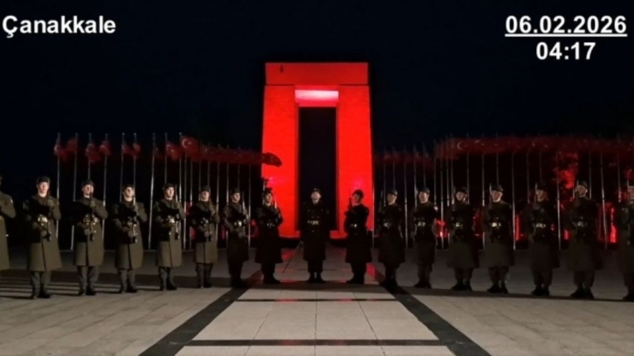 Türkiye'de zaman durdu! Mehmetçik'ten deprem şehitleri için saygı duruşu