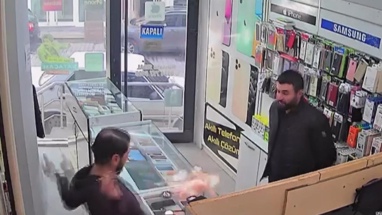 Telefon bataryası bomba gibi patladı!