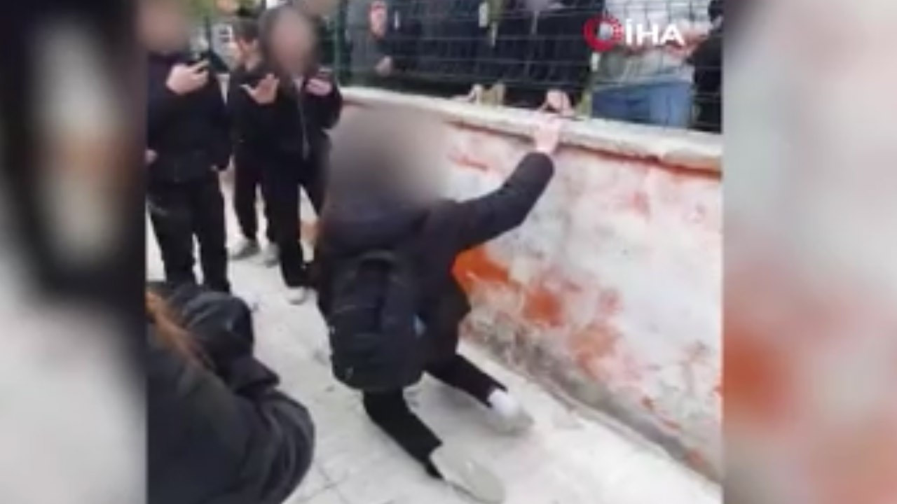 Okul önünde akılamaz zorbalık! Önce dövdüler sonra diz çöktürüp özür dilettiler!