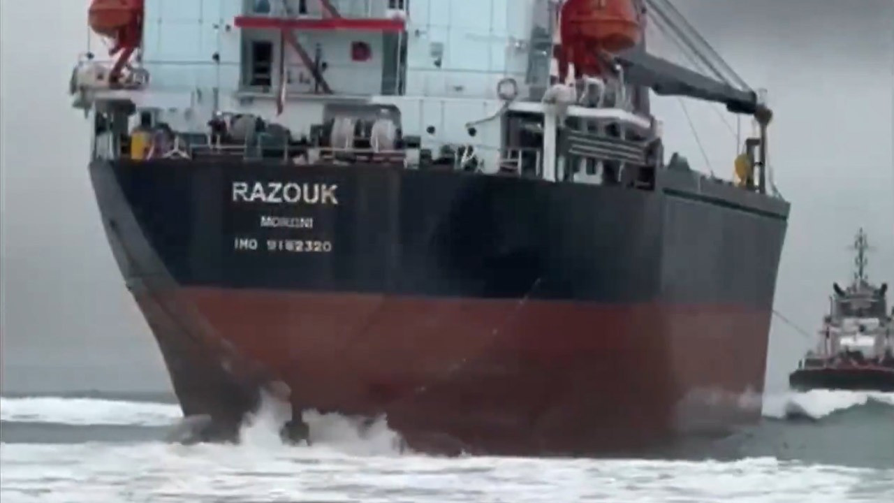 Sarıyer'de karaya oturan gemi kurtarıldı!