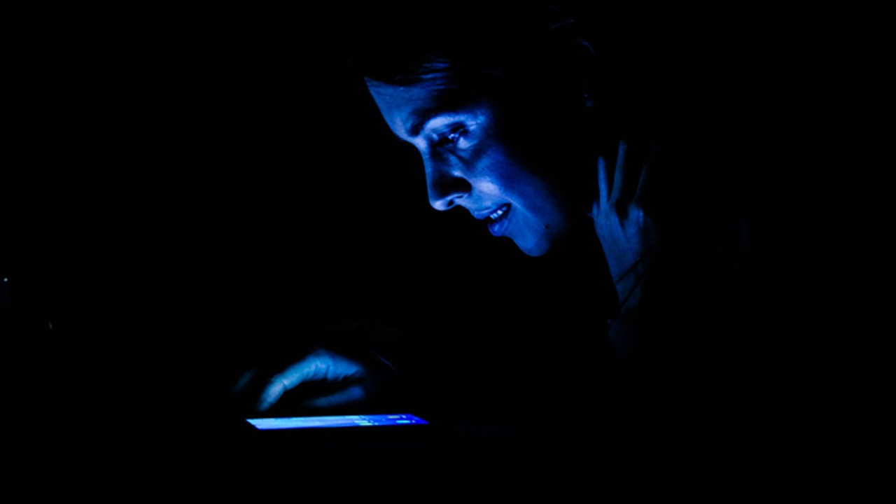 Uzmanı uyardı: Karanlıkta telefon kullanmayın!