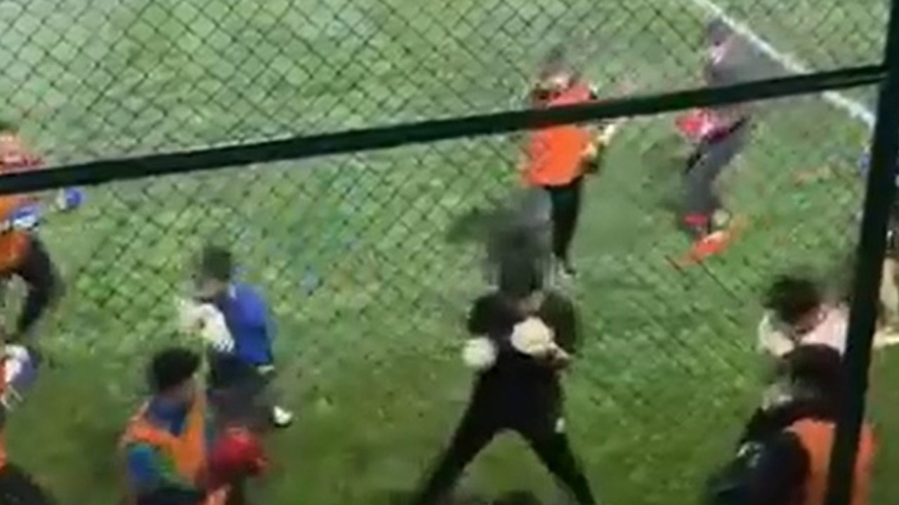 Boks ringden çıktı halı sahaya girdi: Futboks doğdu