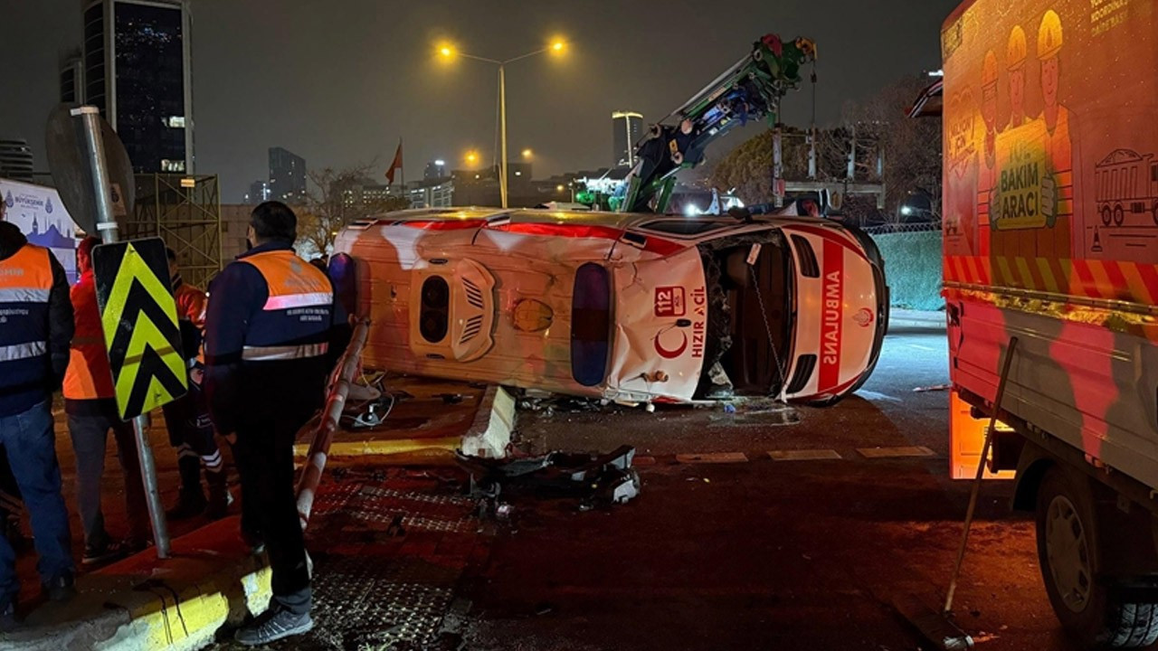 İstanbul'da otomobille çarpışan ambulans takla att…
