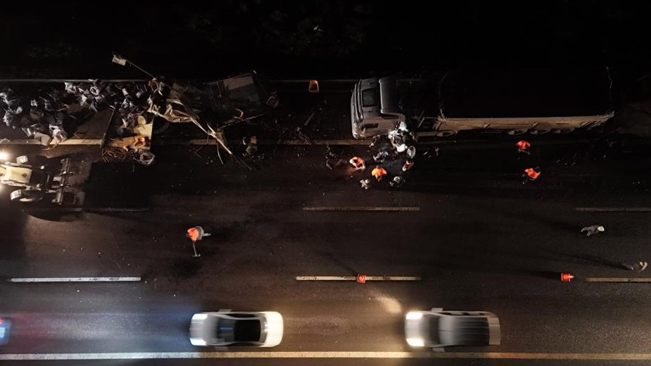 TEM'de kamyon ve tır çarpıştı: 1 yaralı