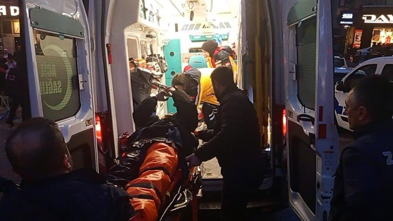 Zonguldak'ta kazada fırlayan motokurye otomobilin üzerine düştü