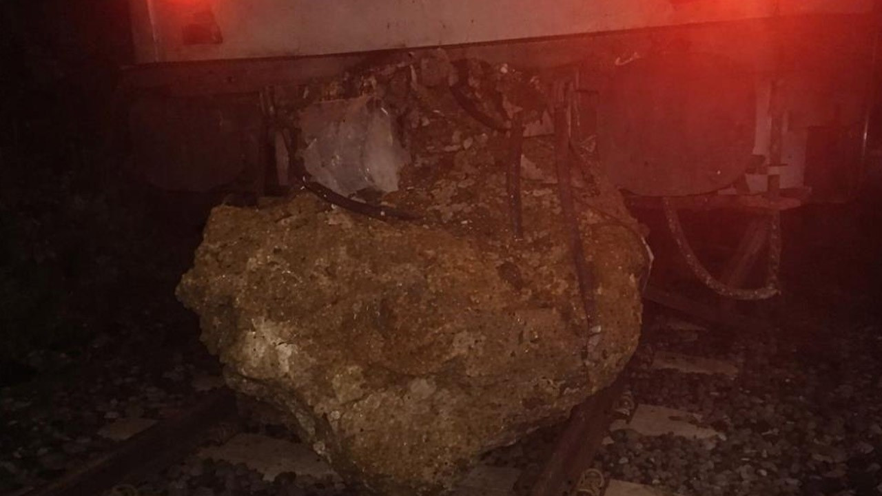 Balıkesir'de düşen kaya treni raydan çıkardı