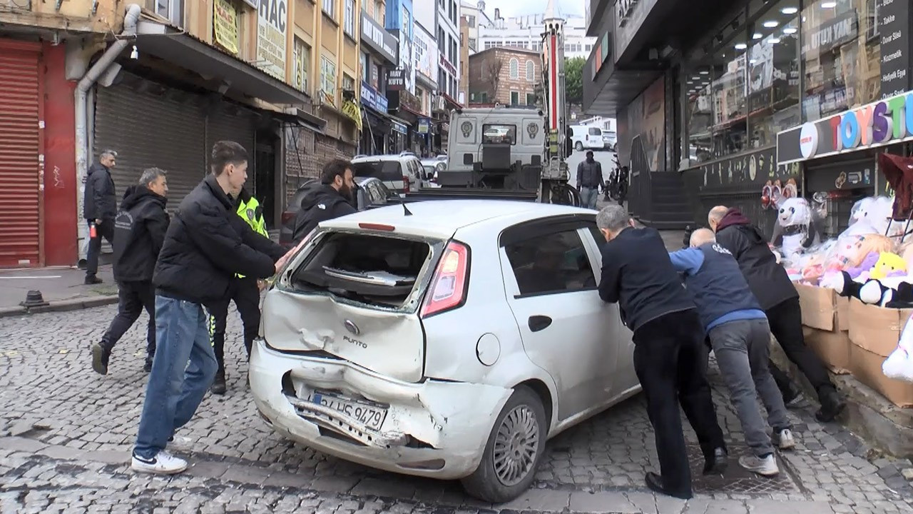 Fatih’te kaza! Hafif ticari araç park halindeki otomobillere ve yayalara çarptı: 4 yaralı