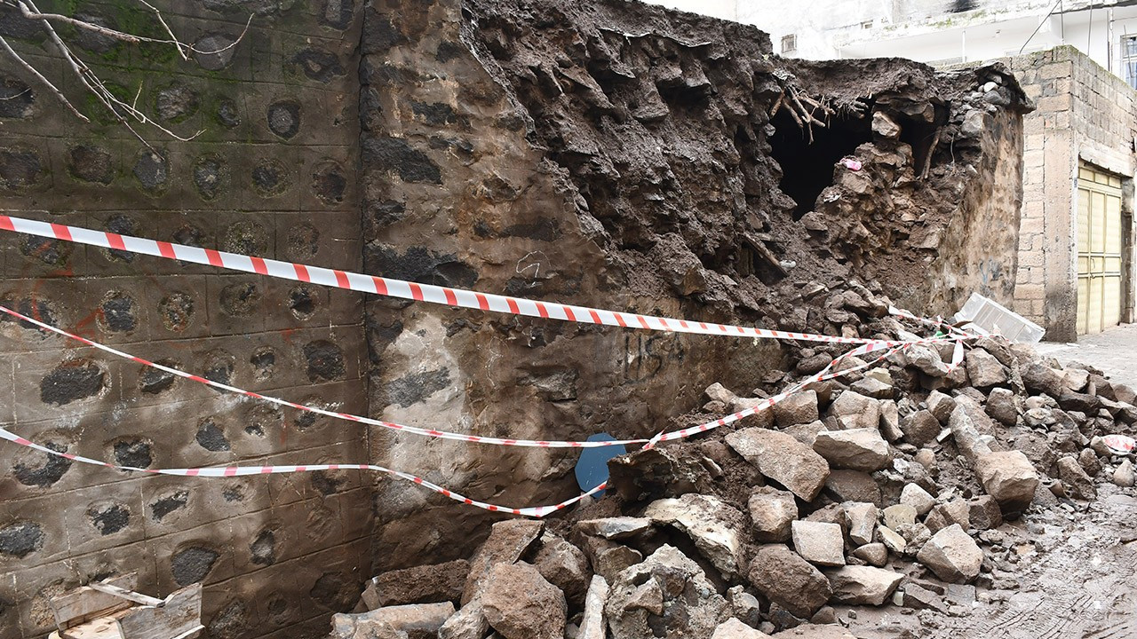 Şanlıurfa'da duvarı çöken metruk ev için ekipler harekete geçti