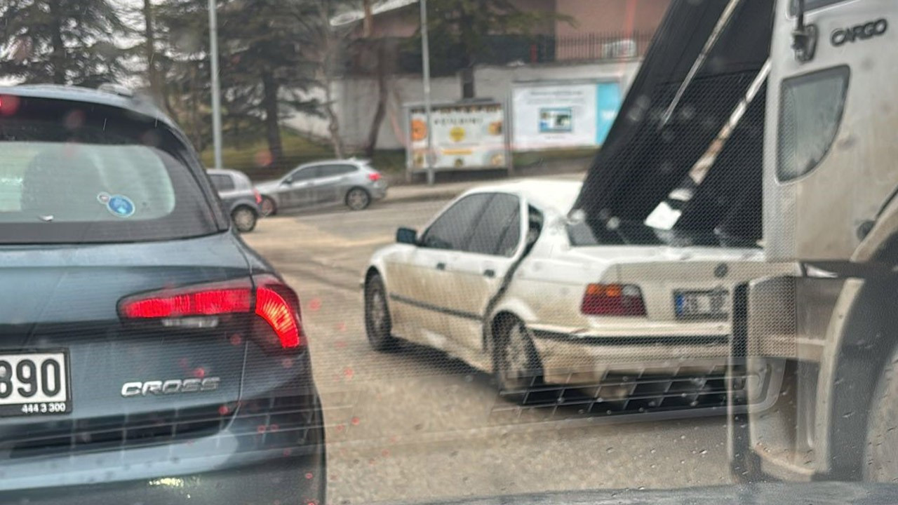 Kırmızı ışıkta facianın eşiğinden dönüldü! Kamyondaki demirler araca ok gibi saplandı!