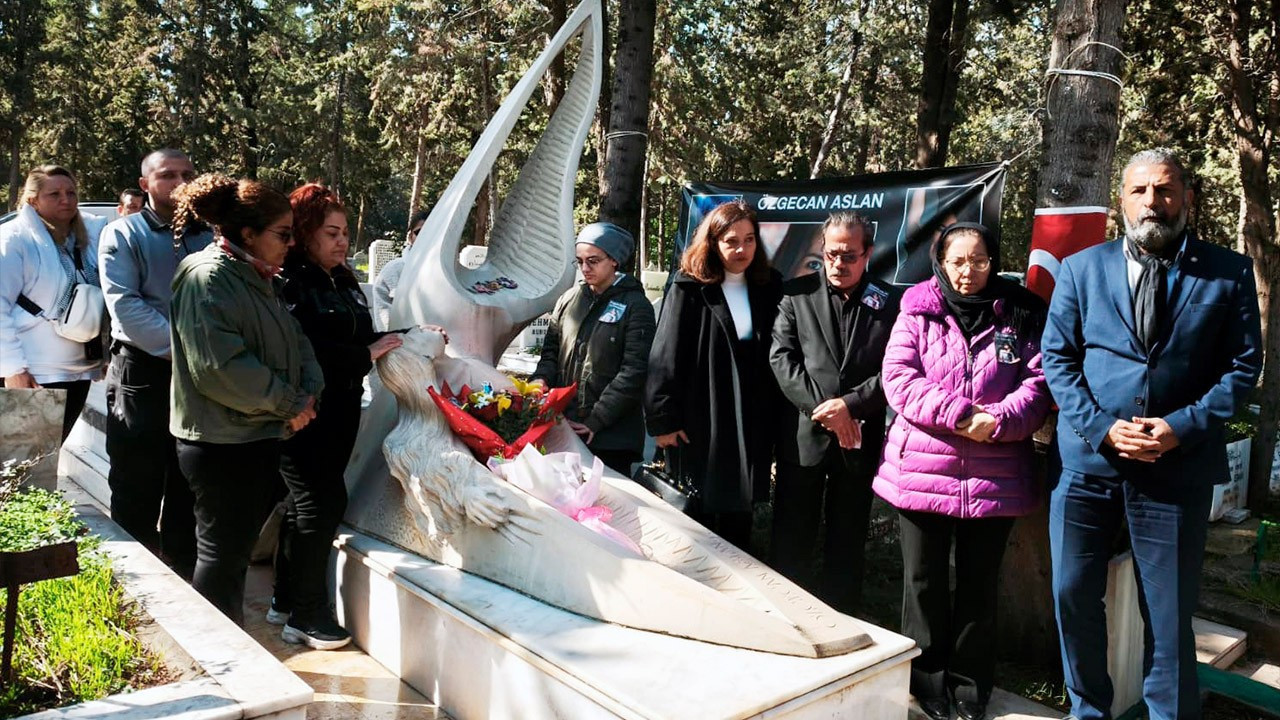 Özgecan Aslan ölümünün 11'inci yılında mezarı başında anıldı