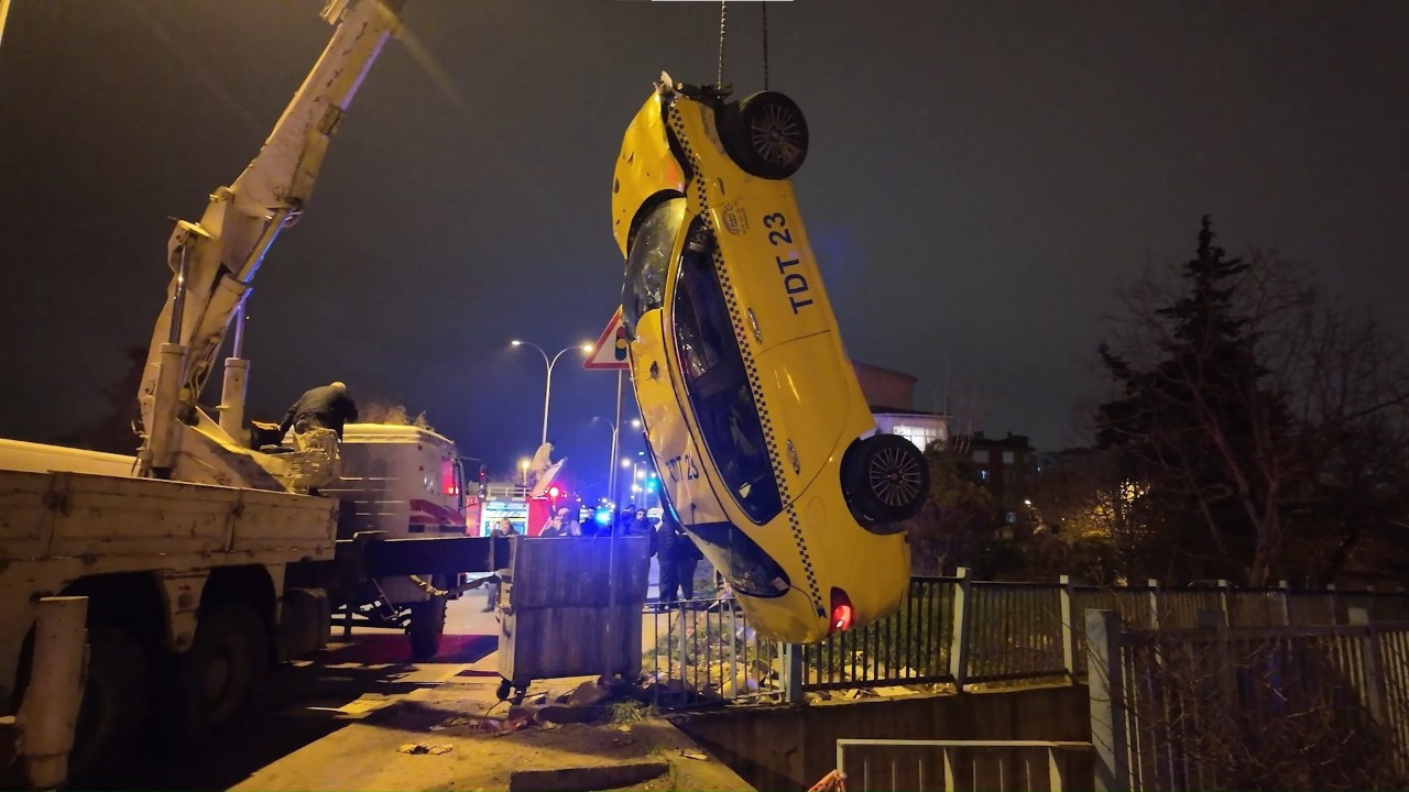 Kartal'da otomobil 5 metrelik dereye uçtu! 3 kişi yaralandı