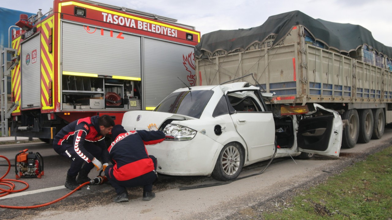 Amasya'da feci kaza! TIR'a çarpan otomobildeki 2 kişi öldü