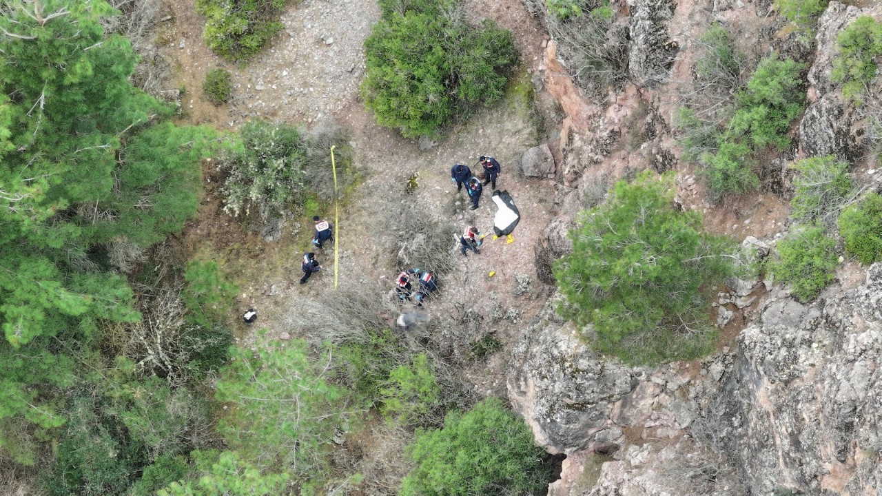 Kayıp olarak aranıyordu! Cesedi 100 metrelik uçurumda bulundu