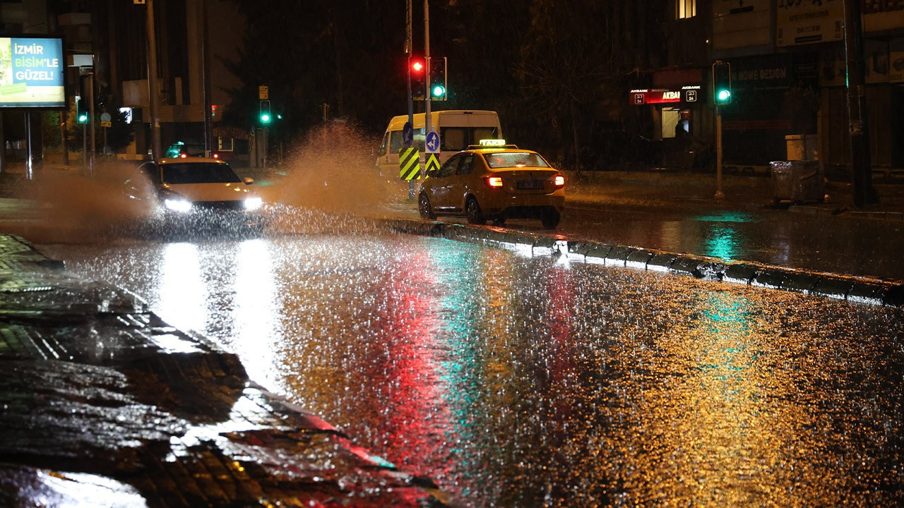 İzmir’de sağanak; Cadde ve sokaklar göle döndü!