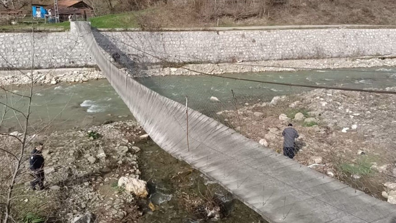 Sinop'ta fırtına asma köprüyü devirdi: 2 yaralı