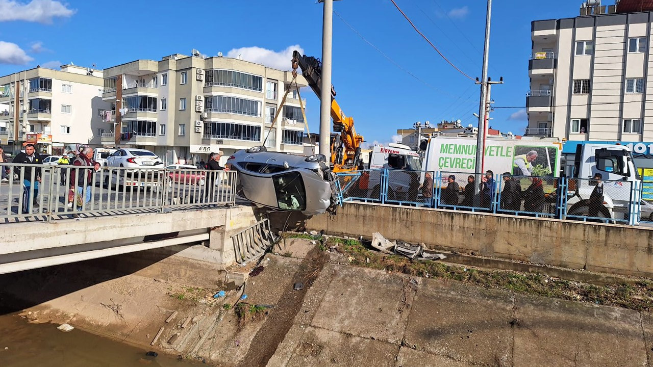 Tarsus’ta feci çarpışma! Otomobil sulama kanalında asılı kaldı