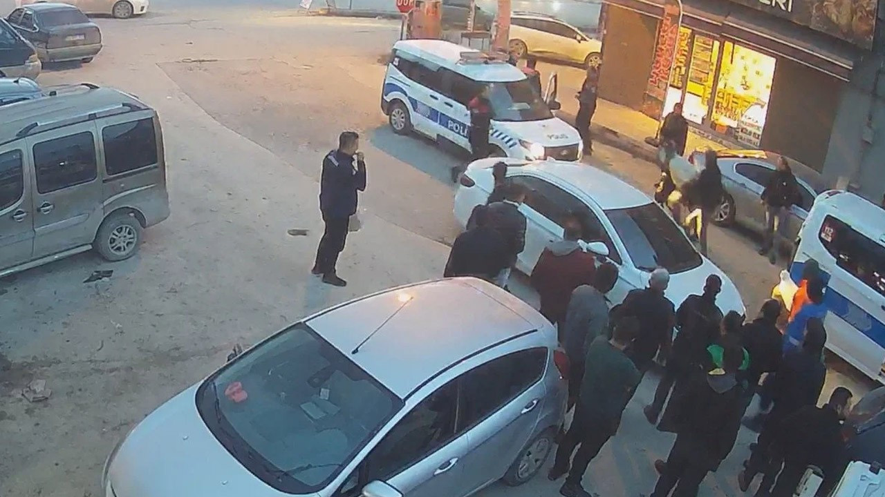 Malatya'da sokak ortasında kadını silahla tehdit edip darbetti! O anlar kamerada