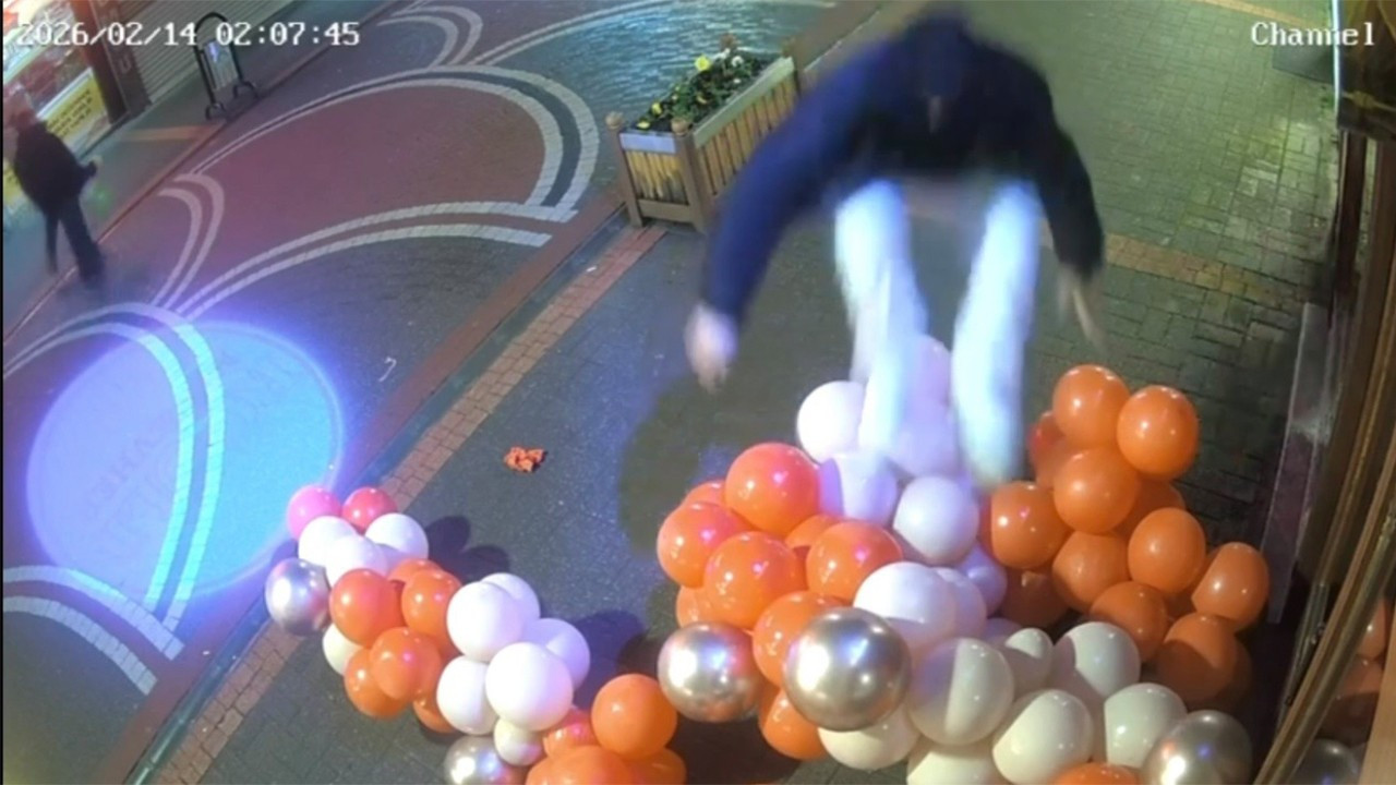 Sevgililer Günü öfkesini balonlardan çıkardı! O anlar kamerada