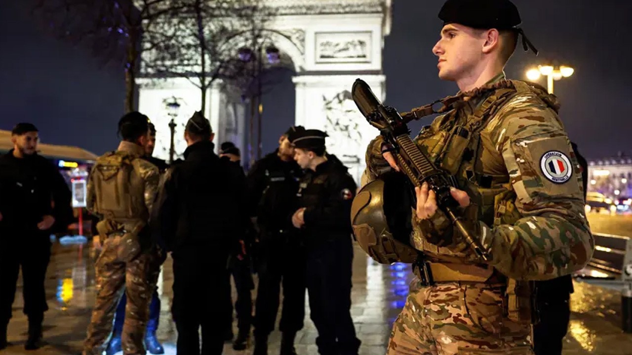 Paris’te bıçaklı tehdit: Şanzelize’de saldırgan öldürüldü