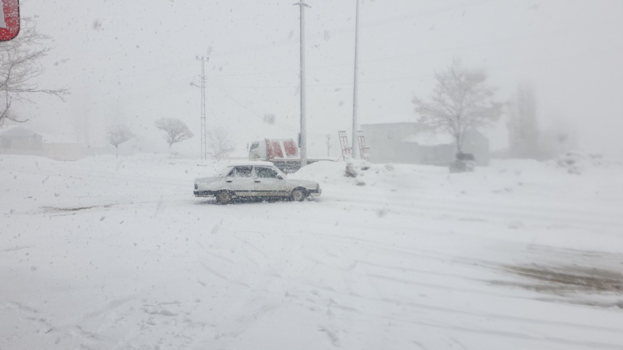 Van’da kardan 43 yerleşim yeri ulaşıma kapandı