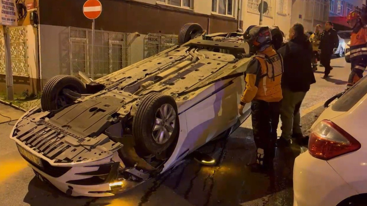Üsküdar'da otomobil park halindeki 3 araca çarparak takla attı: 1 yaralı