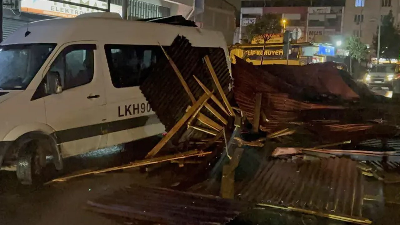 İstanbul'da yalancı bahar sonrası yıkım manzarası! Çatılar uçtu, sokaklar harabeye döndü