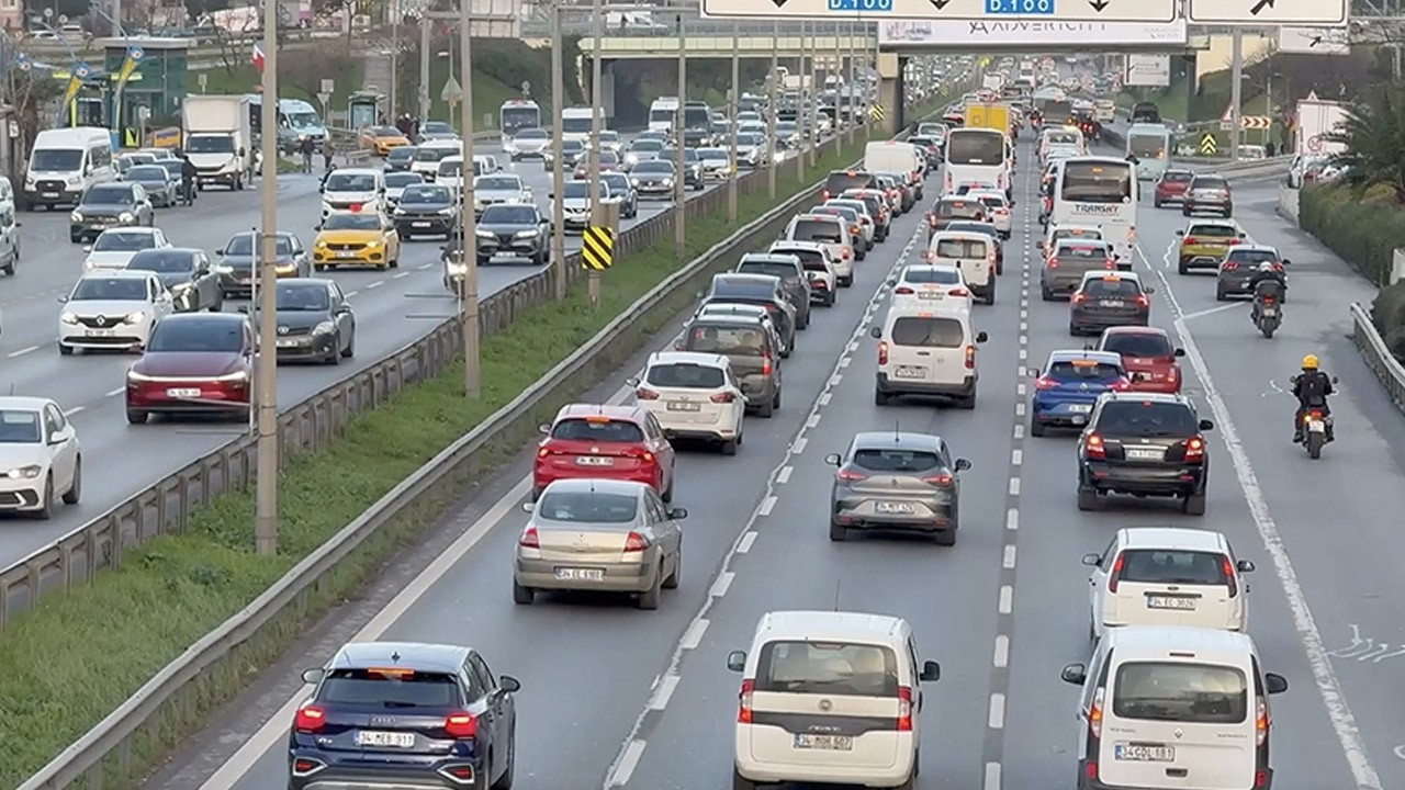 İstanbul haftaya trafikle başladı: Anadolu Yakası'nda yoğunluk yüzde 80'i gördü