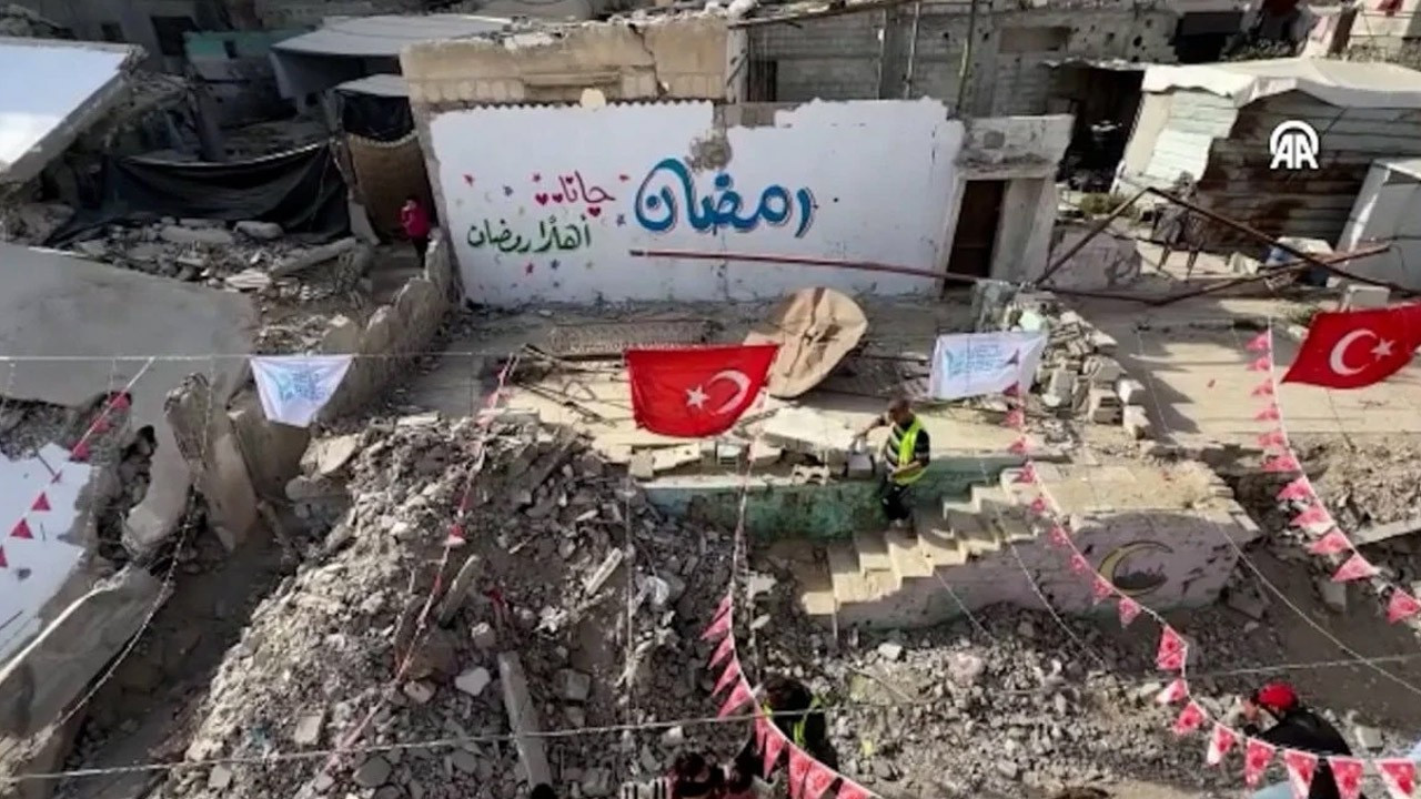 Gazze'de Ramazan hazırlıkları: Yıkılan mahalle Türk bayraklarıyla donatıldı