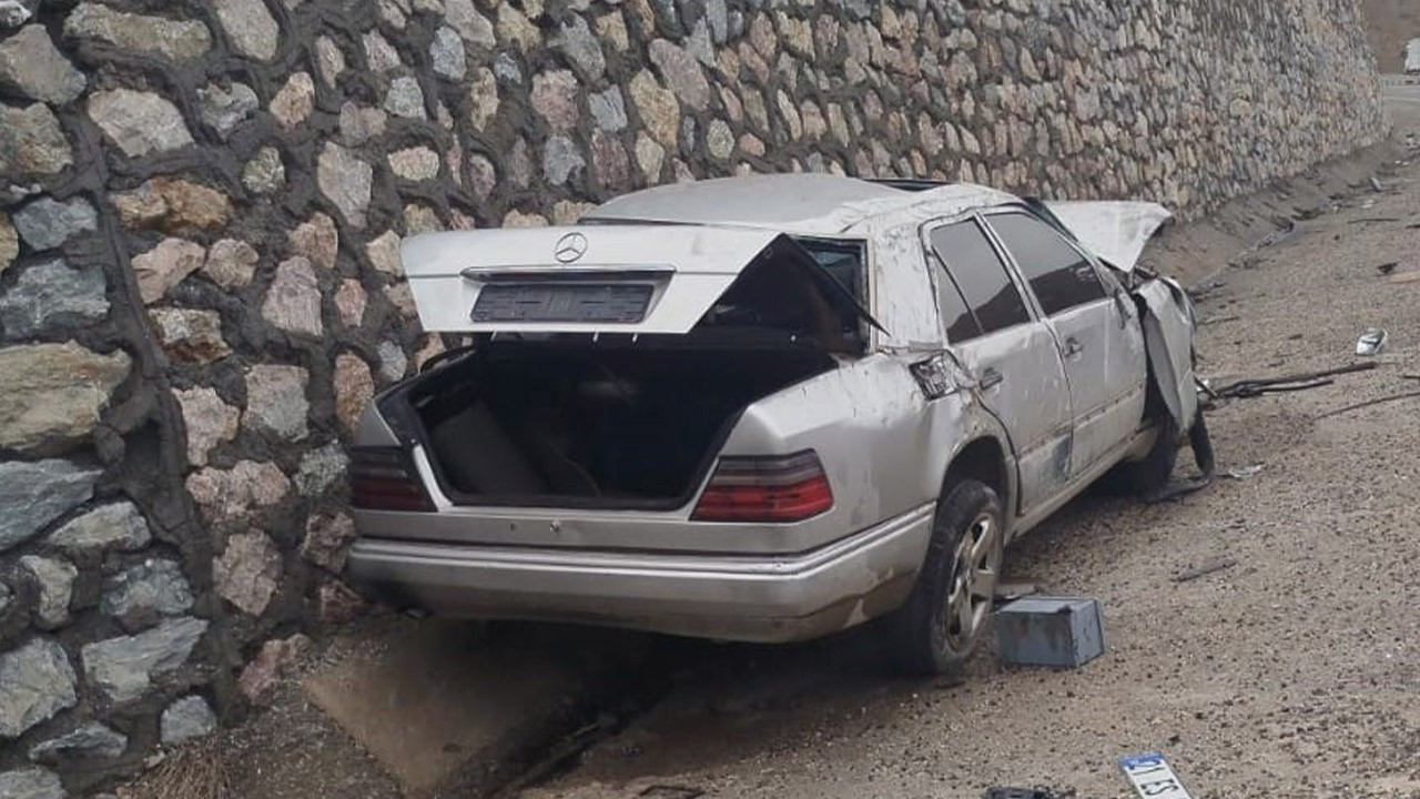 Otomobil istinat duvarına çarptı! Sürücü olay yerinde öldü