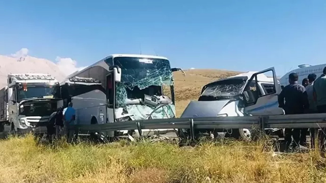 Facia sabahı! Yolcu otobüsüyle kamyonun çarpıştı: 11 ölü, 27 yaralı