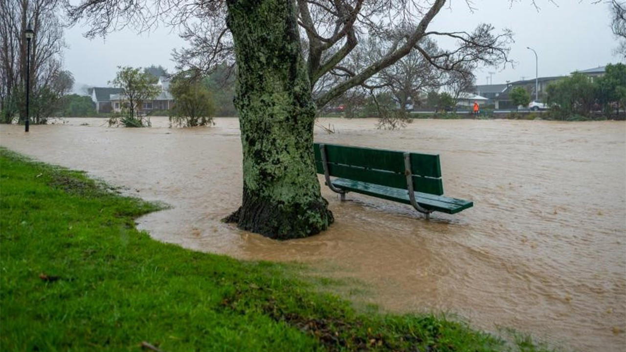 Yeni Zelanda’da on binlerce hane elektriksiz kaldı