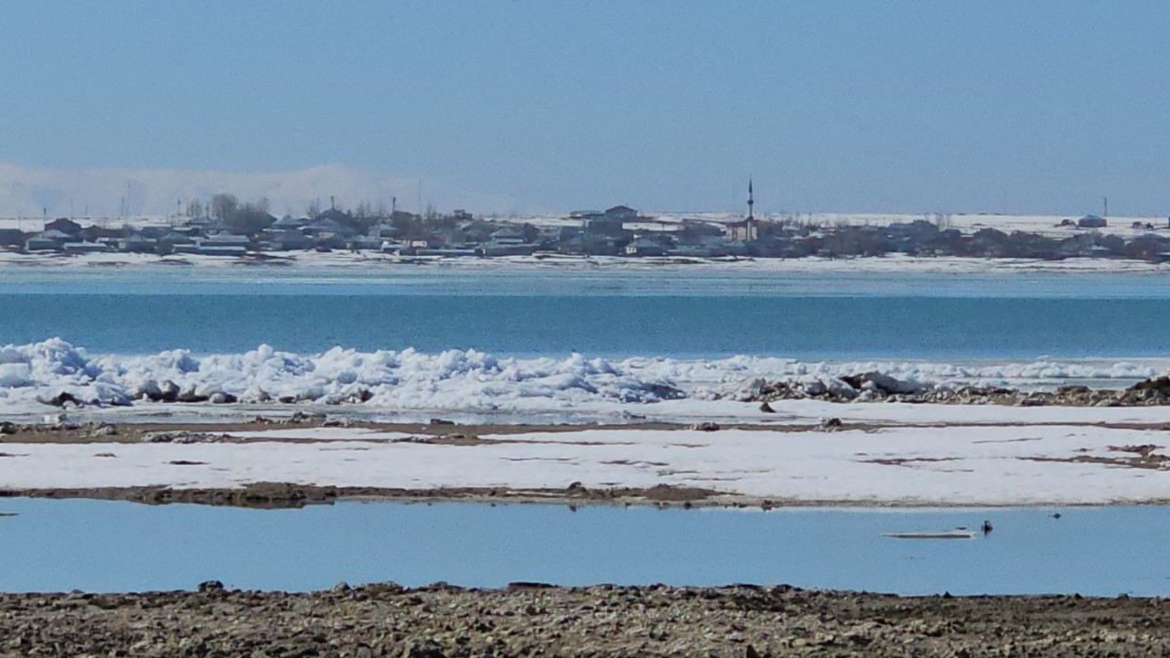 Arin Gölü'nde ilginç doğa olayı! Buz dalgaları hayran bıraktı