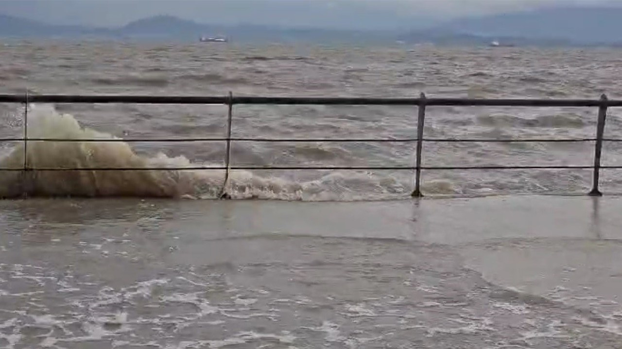 İzmir'de fırtına: Deniz seviyesi yükseldi