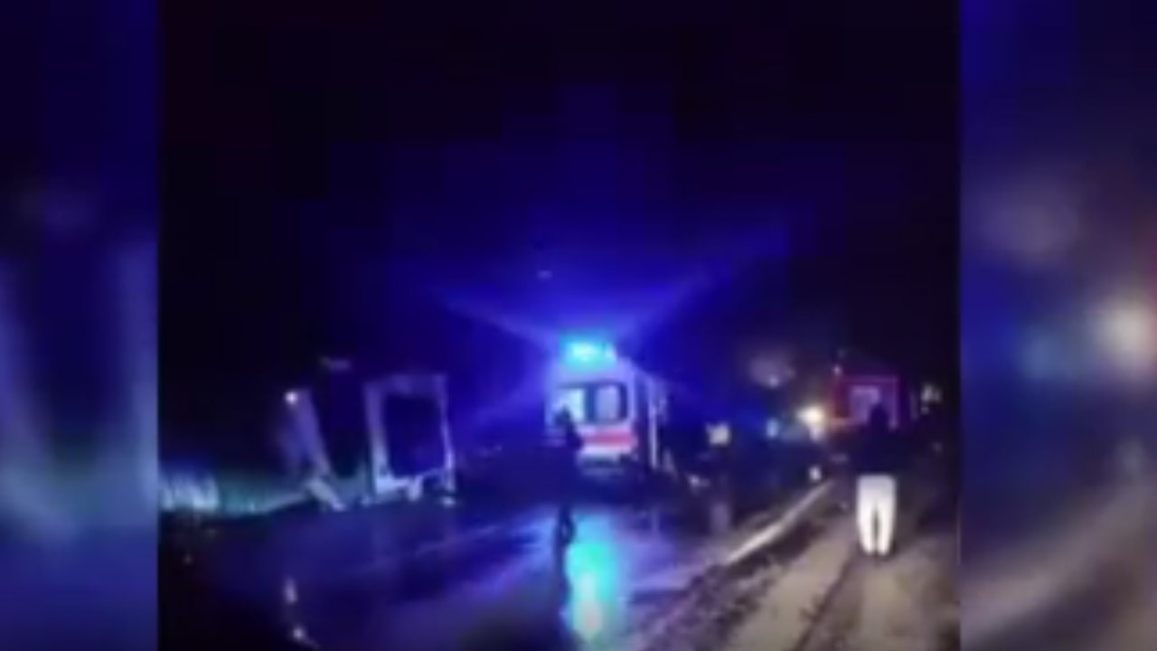 İtfaiye aracı yardım için gittiği tıra çarptı: 1’i ağır 2 yaralı var