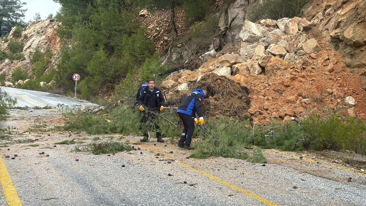 Muğla'da toprak kayması: Yol kısmen kapandı