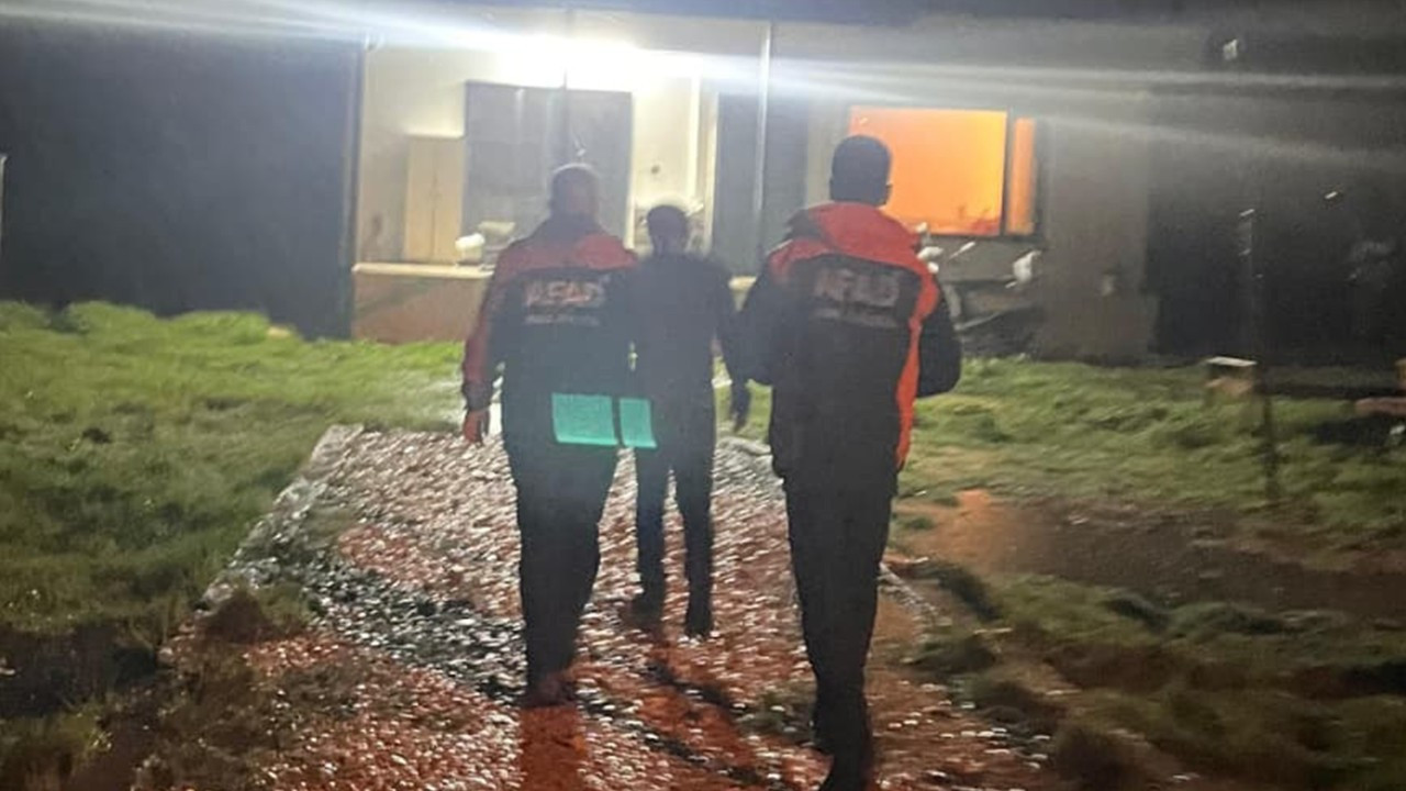 Aracı akıntıya kapılan vatandaş son anda kurtuldu