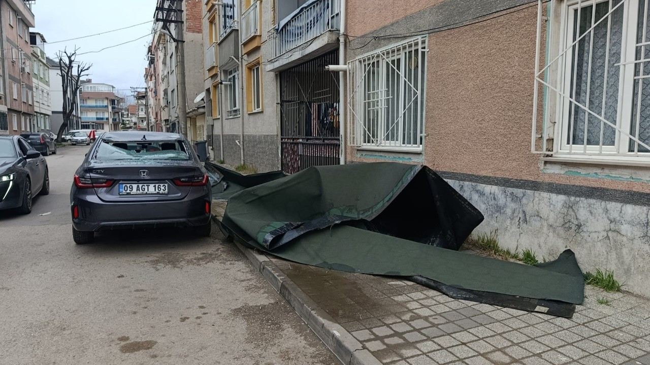 Bursa'da fırtına! Çatı otomobilin üzerine uçtu