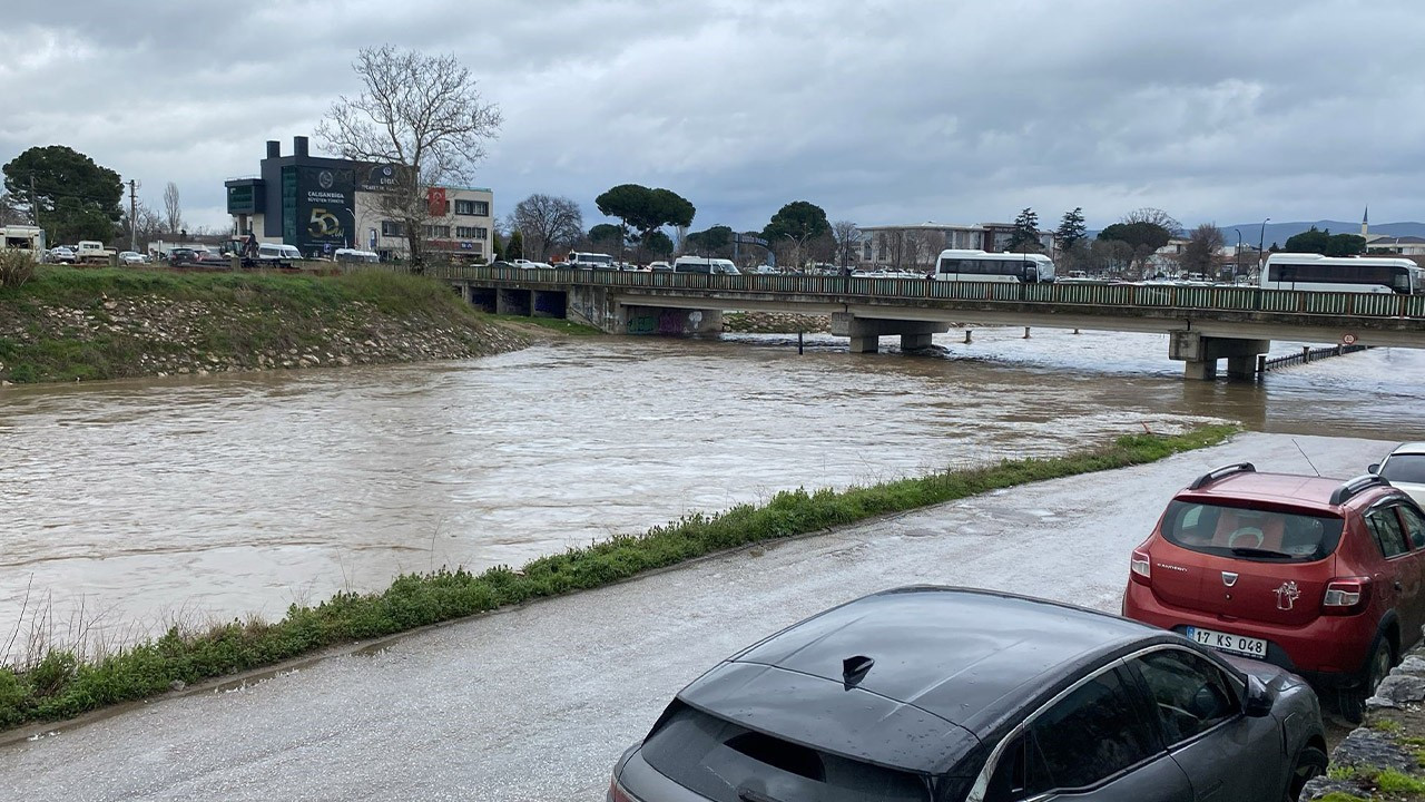 Çanakkale'de Kocabaş Çayı yoğun yağış nedeniyle taştı!