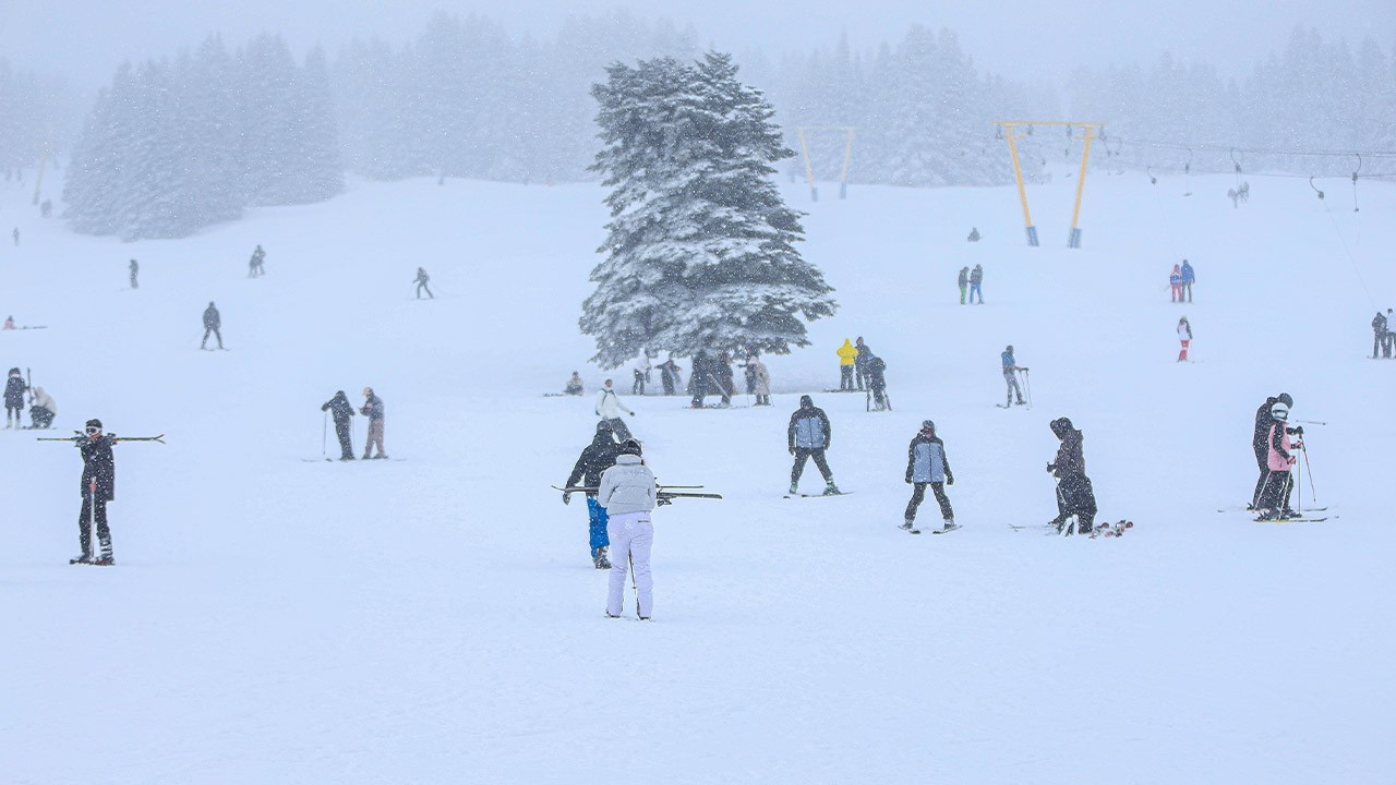 Uludağ'da kar etkili oluyor: Kar kalınlığı 1,5 metreye yaklaştı