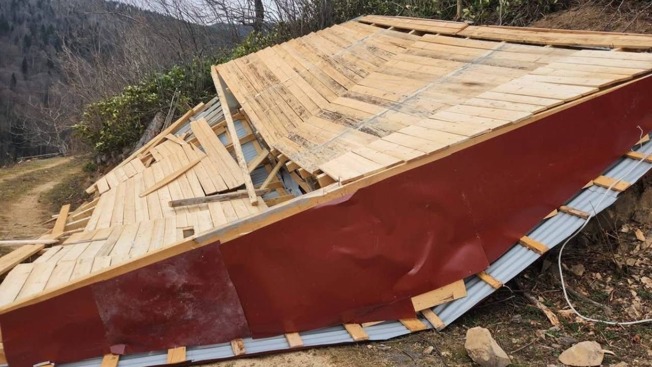Ordu'da fırtına: Evlerin çatıları uçtu