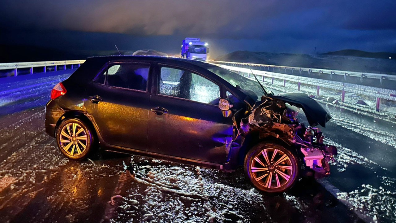 Aksaray'da 2 otomobil çarpıştı: 5 kişi yaralandı