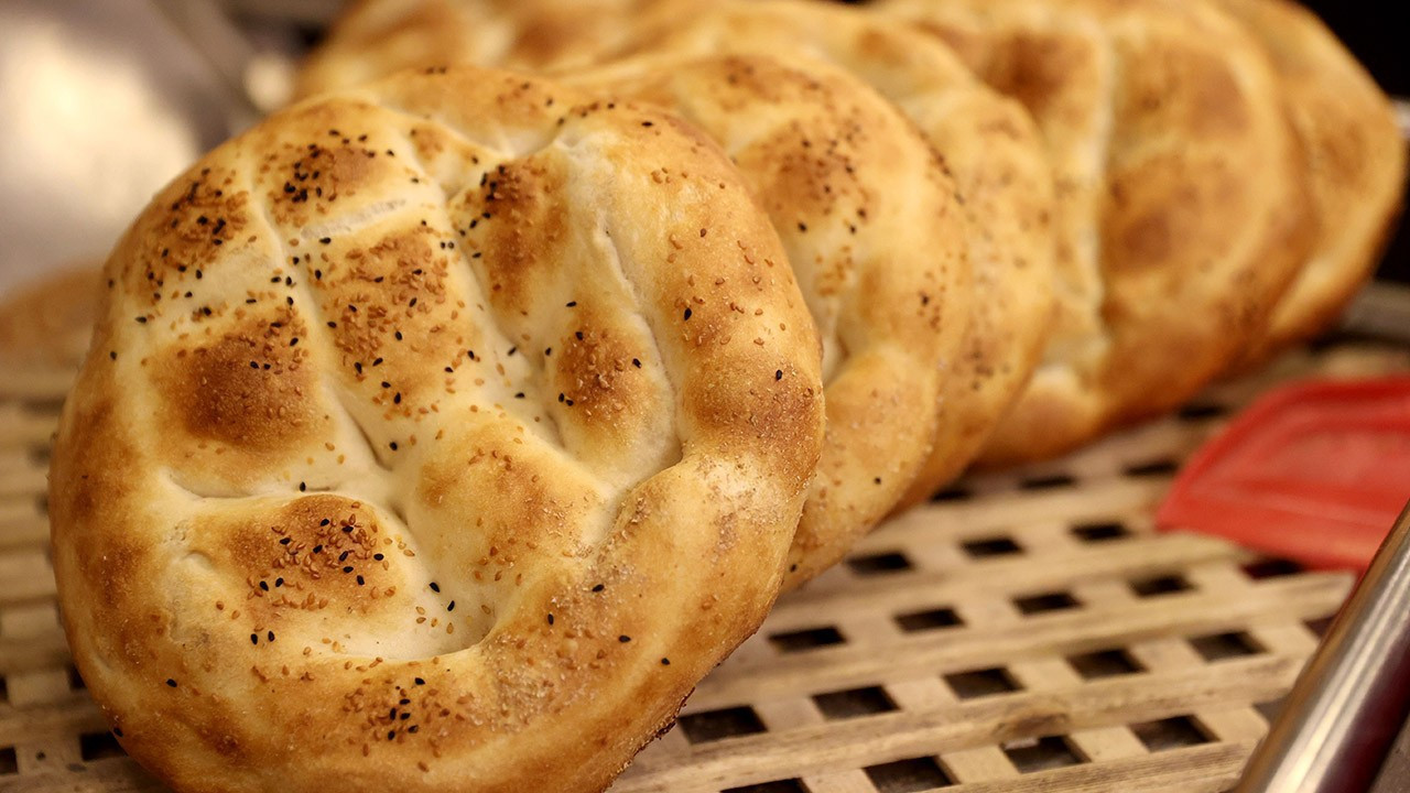 Fırınlarda iftar sofralarının vazgeçilmezi pide mesaisi başladı