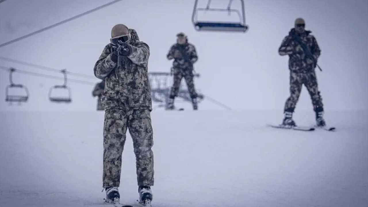 Dondurucu soğukta çelik irade! Özel harekat polislerinden nefes kesen tatbikat