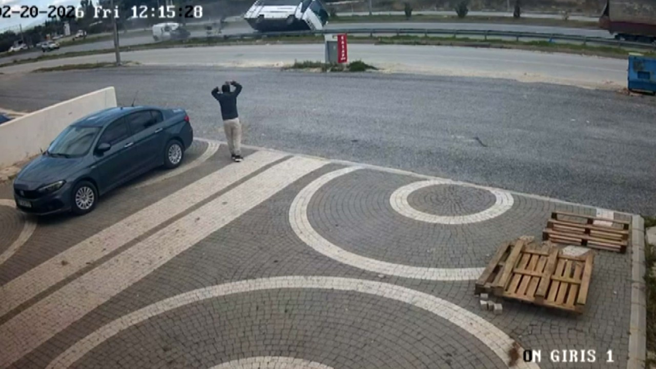 Manavgat'ta dehşet anları! Hafif ticari araç midibüsü devirdi: Yaralılar var